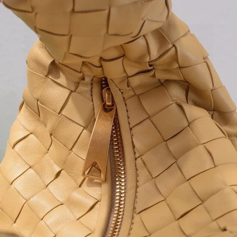 Batch 1460 BV Bottega Veneta 2022 Early Spring New Ladies Medium JODIE Handbag BV Bag 🔥The new method is to round the corners on the original basis and knot the round hobo bag with classic woven leather. The most iconic triangular pull-out design, using sheepskin draped soft shape, is super suitable for concave shapes~ Jodie feels really gentle to people, and is definitely the best item for daily matching. It has the same weave, new elements and twists, and is versatile. It is the new favorite of street style Internet celebrities! Size: 36*21*13 Model: 6697